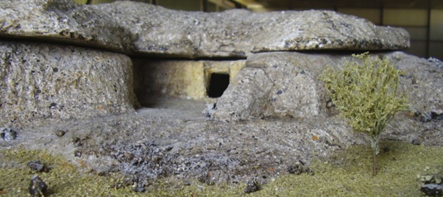 Baunei, ricostruzione di una domus de janas