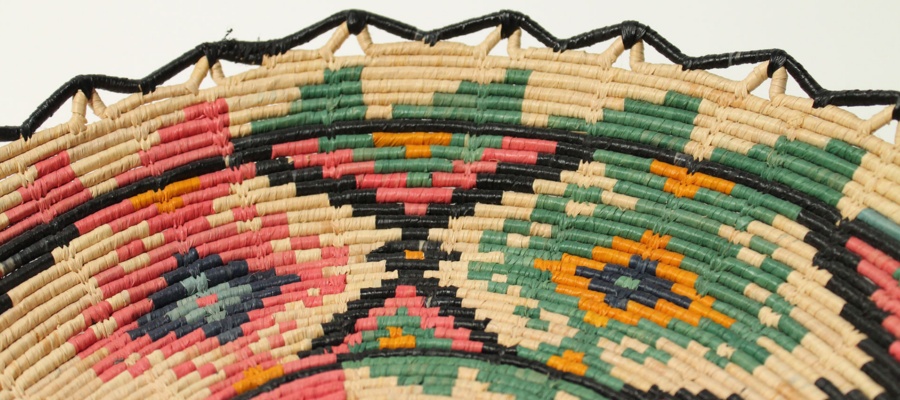 Particolare Canestro colorato con decoro bulgaro colorato e bordi con i "bicchi" doppi