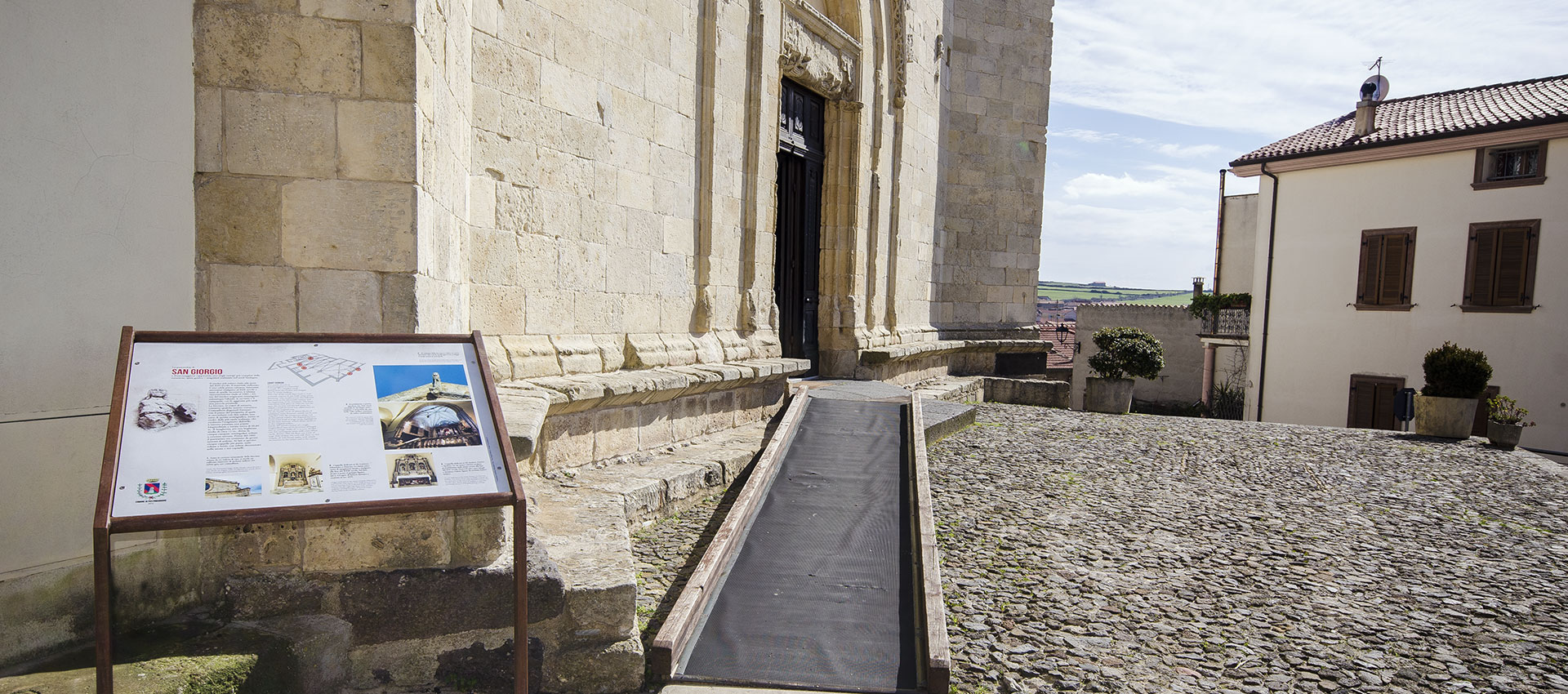 Pannello nei pressi della chiesa